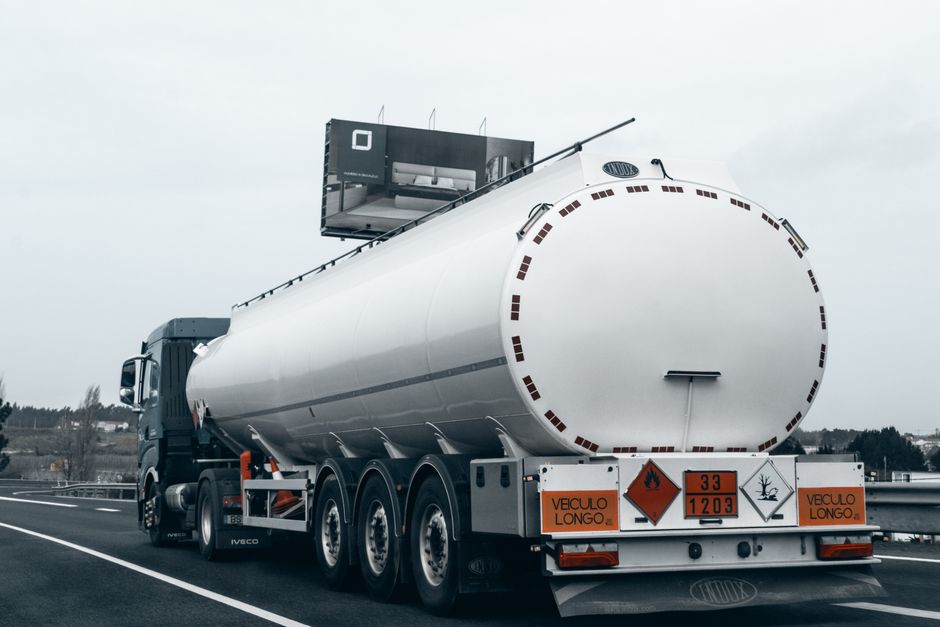 Caminhão tanque de combustível em rodovia interestadual representando custos de diesel no frete
